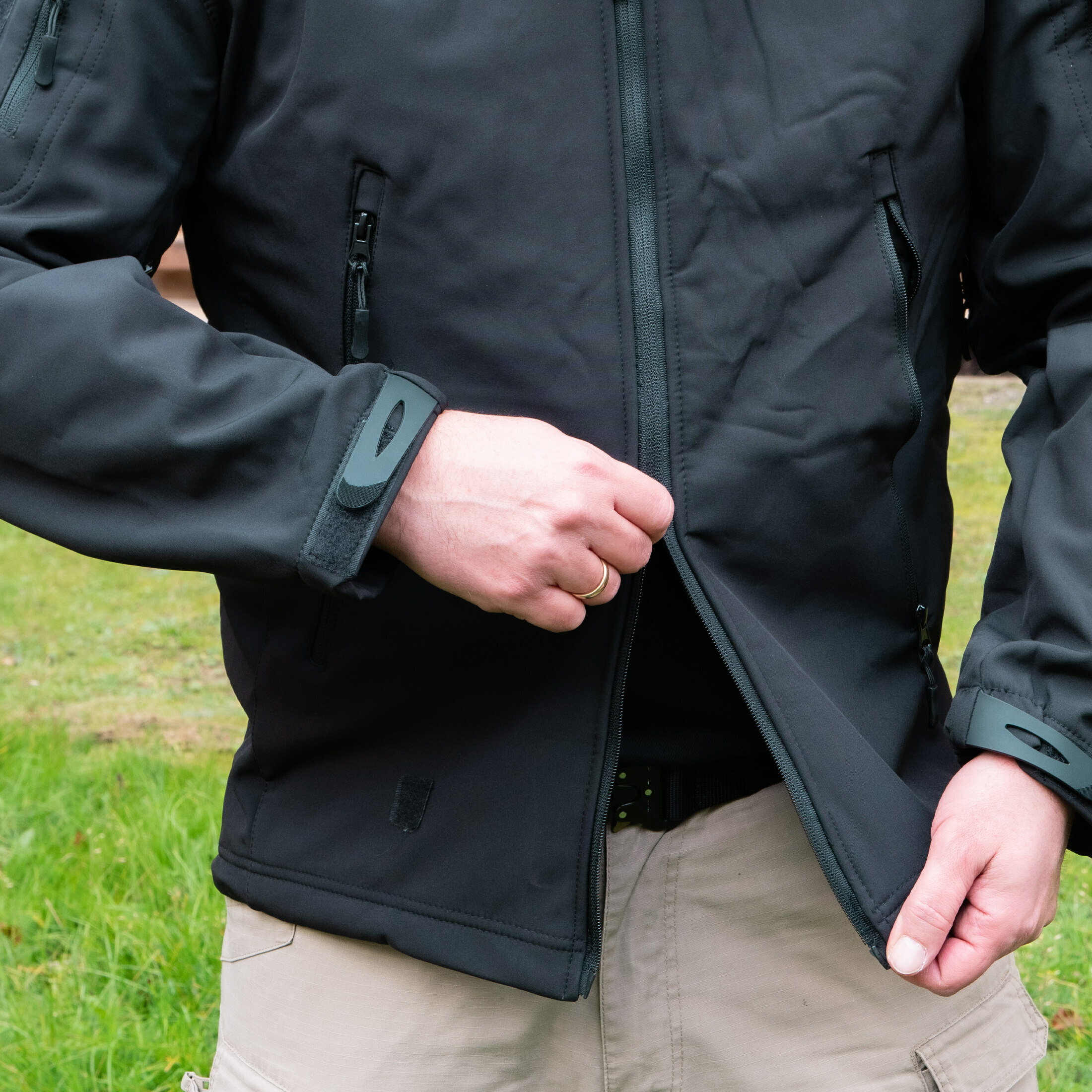 Leichte Softshell-Jacke Tactical mit Stick des HOLOSUN Logos