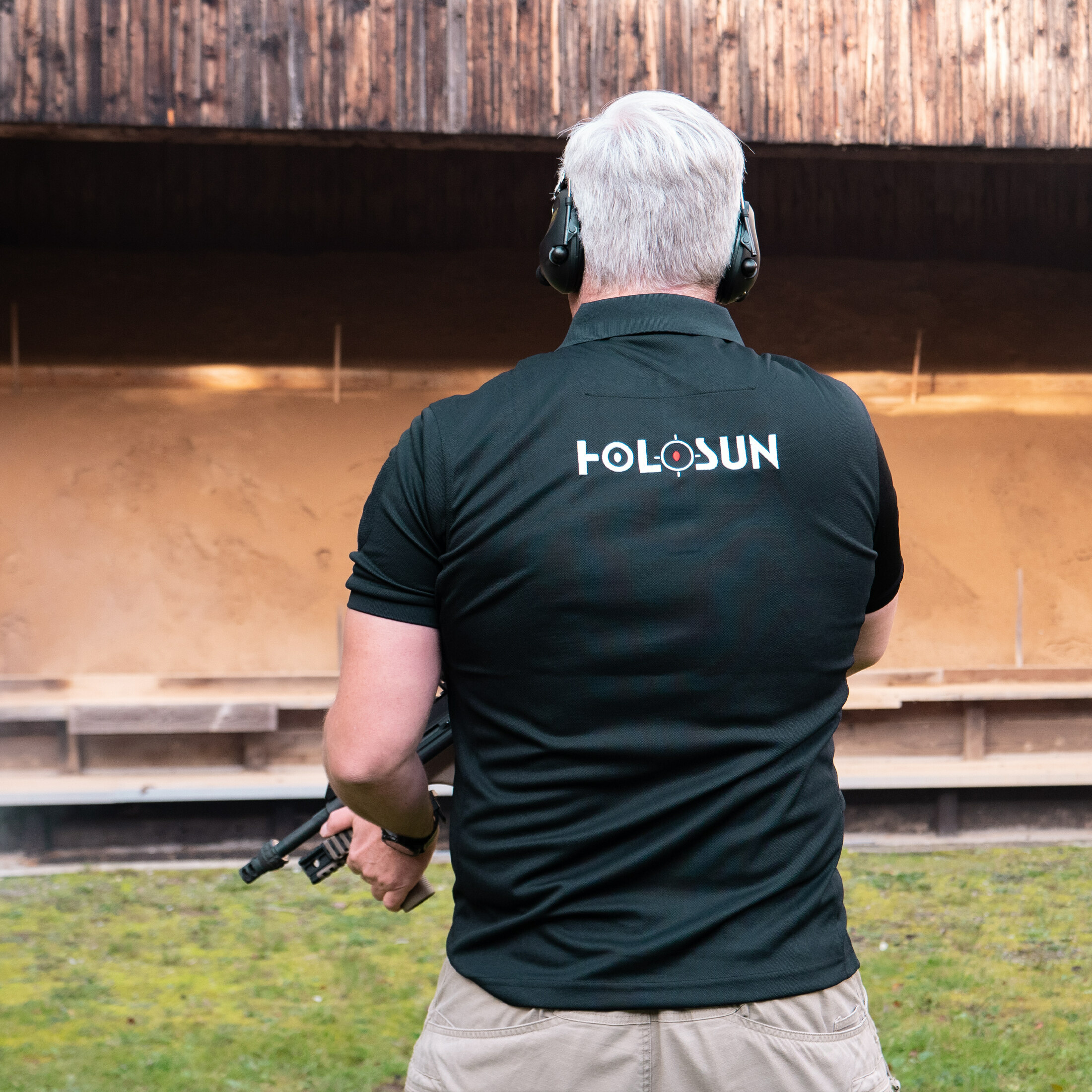 Polo-Shirt mit Stick des Holosun Logos auf der Front- und Rückseite, Handytasche und Klettfläche fü…