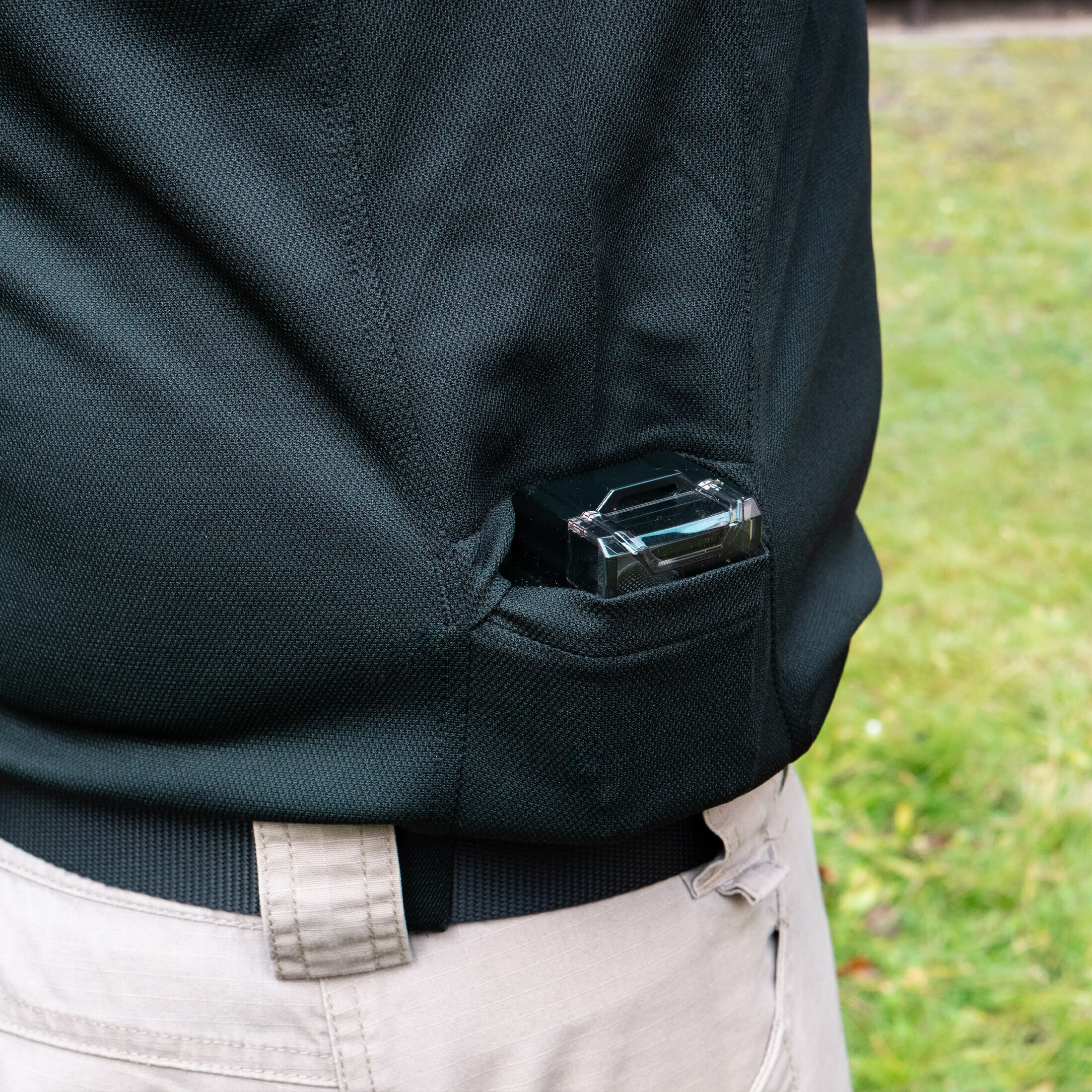 Polo-Shirt mit Stick des Holosun Logos auf der Front- und Rückseite, Handytasche und Klettfläche fü…